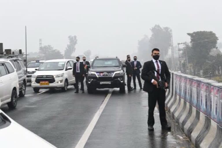 cops stop protesting farmers outside Ferozepur