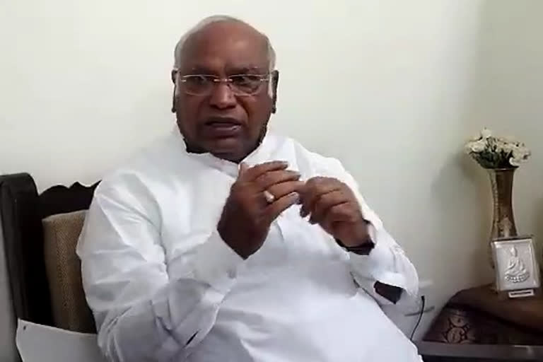 Congress leader Mallikarjun opposed to Semi lockdown  Congress leader Mallikarjun opposed to weekend curfew  Congress leader Mallikarjun Kharge stay in Kalaburagi  Congress leader Mallikarjun Kharge news,  ಸೆಮಿಲಾಕ್‌ಡೌನ್​ಗೆ ಕಾಂಗ್ರೆಸ್​ ನಾಯಕ ಮಲ್ಲಿಕಾರ್ಜುನ್​ ಖರ್ಗೆ ವಿರೋಧ  ವಿಕೆಂಡ್ ಕರ್ಫ್ಯೂಗೆ ಕಾಂಗ್ರೆಸ್​ ನಾಯಕ ಮಲ್ಲಿಕಾರ್ಜುನ ಖರ್ಗೆ ವಿರೋಧ  ಕಾಂಗ್ರೆಸ್​ ನಾಯಕ ಮಲ್ಲಿಕಾರ್ಜುನ ಖರ್ಗೆ ಕಲಬುರಗಿಯಲ್ಲಿ ವಾಸ  ಕಾಂಗ್ರೆಸ್​ ನಾಯಕ ಮಲ್ಲಿಕಾರ್ಜುನ ಖರ್ಗೆ ಸುದ್ದಿ,