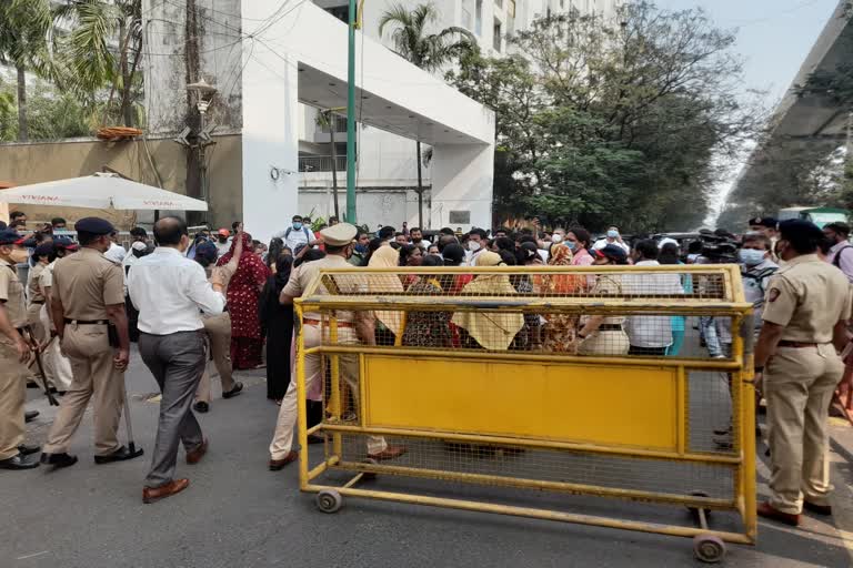 Police large contingent in front of minister Jitendra Avhad house over his OBC Statement