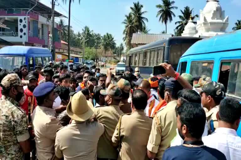 Bajrang Dal workers detained, Bajrang Dal workers detained in Chikmagalur, Bajrang Dal workers detained by police, Karagunda chalo function in Chikmagalur, Chikmagalur news, ಬಜರಂಗದಳ ಕಾರ್ಯಕರ್ತರು ವಶಕ್ಕೆ, ಚಿಕ್ಕಮಗಳೂರಿನಲ್ಲಿ ಬಜರಂಗದಳ ಕಾರ್ಯಕರ್ತರು ವಶಕ್ಕೆ, ಬಜರಂಗದಳ ಕಾರ್ಯಕರ್ತರನ್ನು ವಶಕ್ಕೆ ಪಡೆದ ಪೊಲೀಸರು, ಚಿಕ್ಕಮಗಳೂರಿನಲ್ಲಿ ಕರಗುಂದ ಚಲೋ ಕಾರ್ಯಕ್ರಮ, ಚಿಕ್ಕಮಗಳೂರು ಸುದ್ದಿ,