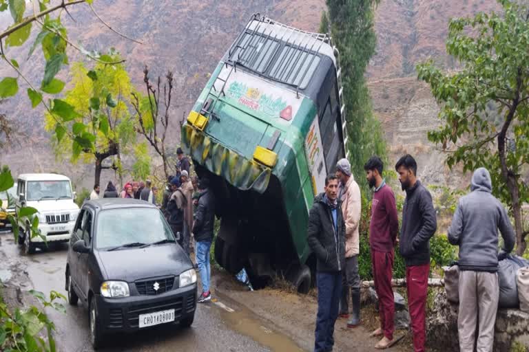 HRTC bus crashed in Rampur