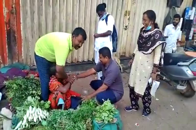 old lady creates high drama while take covid vaccine