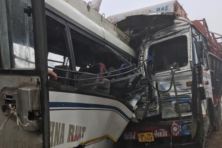 Pakur road accident  several injured in Jharkhand accident  ബസ് ട്രക്കുമായി കൂട്ടിയിടിച്ച് അപകടം  latest national news  ബസ് അപകടത്തിൽ 16 മരണം  16 dead in bus accident  ദേശീയ വാർത്തകള്‍