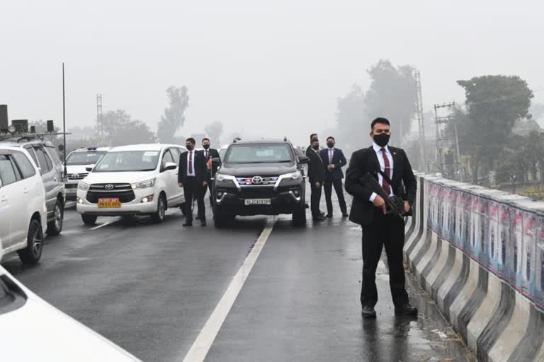 Security breach in PM Narendra Modi s convoy at Punjab  നരേന്ദ്ര മോദിയുടെ വാഹന വ്യുഹം വഴില്‍ കുടുങ്ങി  പഞ്ചാബില്‍ വന്‍ സുരക്ഷാ വീഴ്‌ച; പ്രധാനമന്ത്രിയുടെ വാഹനം ഓവര്‍ ബ്രിഡ്‌ജില്‍ കുടുങ്ങി  പ്രധാനമന്ത്രിയുടെ വാഹന വ്യൂഹം ഫ്ലൈഓവറില്‍ കുടുങ്ങി