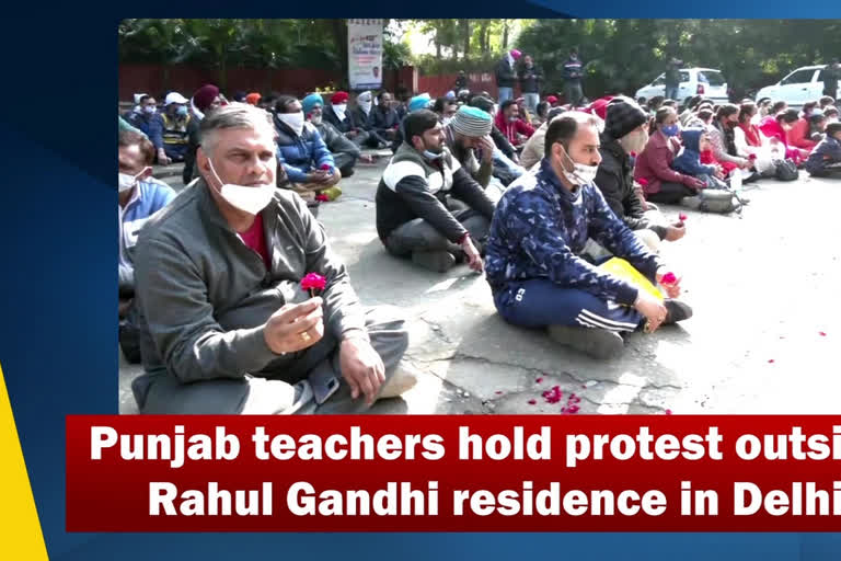 Teachers from Punjab Protest in front of Sonia Gandhi's residence in Gandhian manner