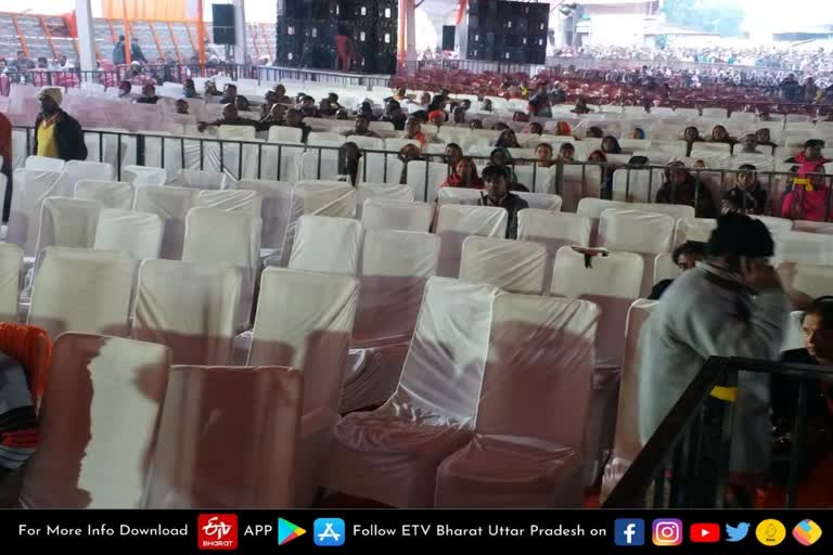 empty chairs nitin gadkari speech
