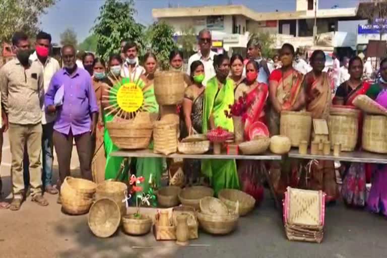 protest-by-making-items-from-bamboos-in-koppala