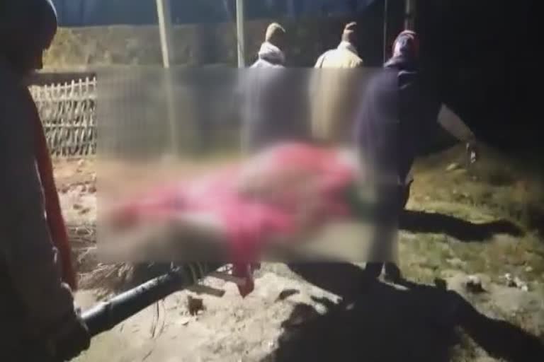 पुलिस ने जलती चिता से निकाला महिला का शव