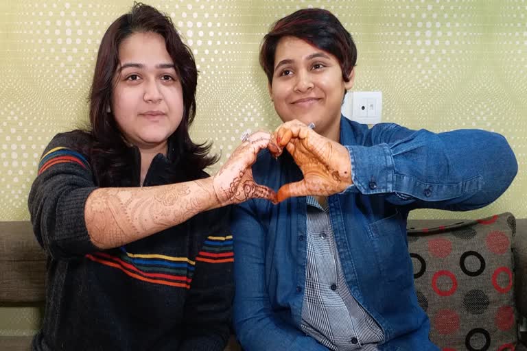 two young women engaged in nagpur  nagpur lesbian couple engagement  നാഗ്‌പൂര്‍ ലേസ്‌ബിയന്‍ വിവാഹനിശ്ചയം  സ്വര്‍വര്‍ഗ വിവാഹം നാഗ്‌പൂര്‍