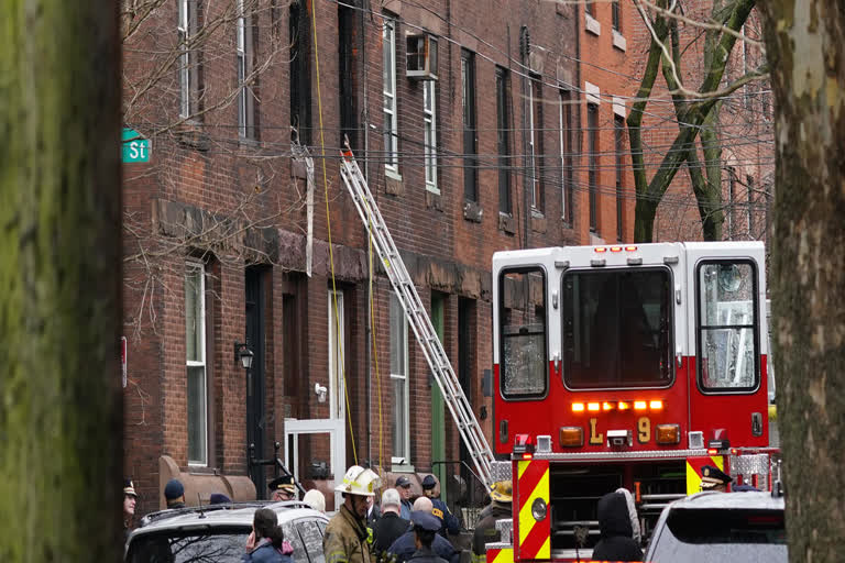 Philadelphia fire  Philadelphia fire kills at least 12 including 8 children  ഫിലാഡൽഫിയയിൽ കെട്ടിടത്തിൽ തീപിടുത്തം  ഫിലാഡൽഫിയയിൽ തീപിടുത്തത്തിൽ 12 മരണം  Philadelphia fire death toll