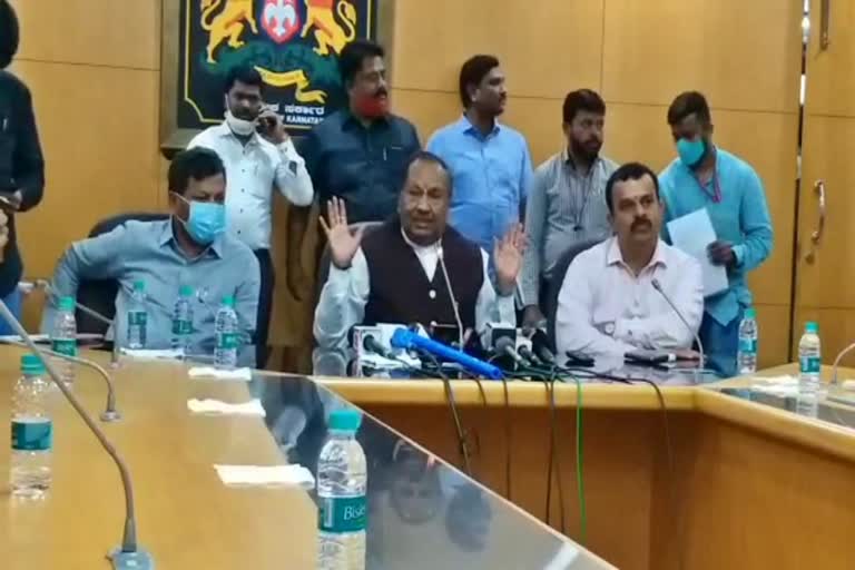 Eshwarappa reaction on lockdown, Eshwarappa reaction on lockdown in Bangalore, Minister KS Eshwarappa news, BJP leader Eshwarappa, ಲಾಕ್​ಡೌನ್​ ಬಗ್ಗೆ ಈಶ್ವರಪ್ಪ ಪ್ರತಿಕ್ರಿಯೆ, ಬೆಂಗಳೂರಿನಲ್ಲಿ ಲಾಕ್​ಡೌನ್​ ಬಗ್ಗೆ ಈಶ್ವರಪ್ಪ ಪ್ರತಿಕ್ರಿಯೆ, ಸಚಿವ ಕೆಎಸ್​ ಈಶ್ವರಪ್ಪ ಸುದ್ದಿ, ಬಿಜೆಪಿ ನಾಯಕ ಕೆಎಸ್​ ಈಶ್ವರಪ್ಪ,