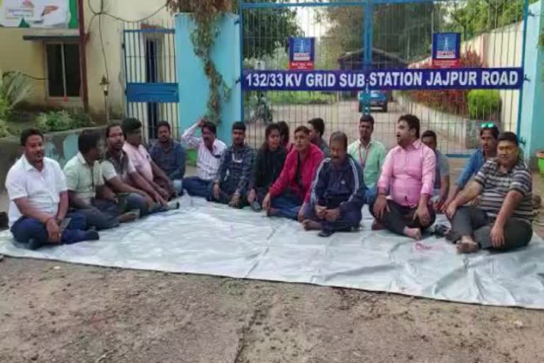 Jajpur journalists protests demanding action against OPTCL SDO for misbehave