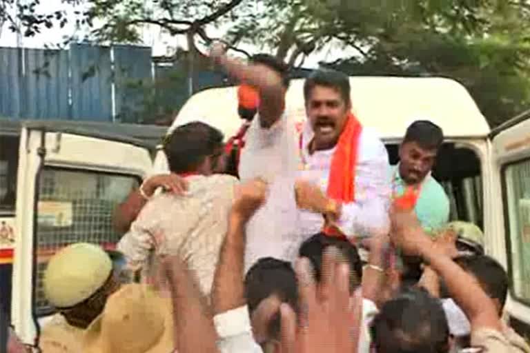 bjp-activists-attack-congress-house-in-belgaum