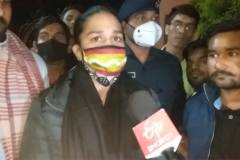 बबिता फोगाट ने प्रियंका गांधी को दी खुली चुनौती, बोलीं वो हैं दंगल गर्ल हो जाए दो-दो हाथ