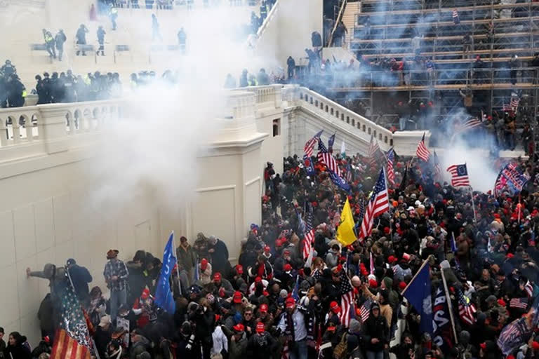 Dozens gather outside DC jail in support of imprisoned US Capitol rioters