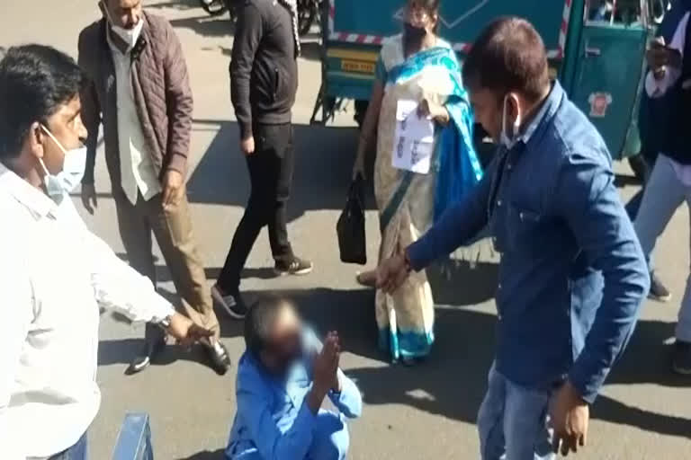 BJP workers beat up a person in Dhanbad