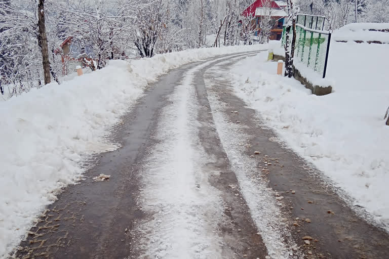 Upper Parts of Pulwama Record Heavy Snowfall