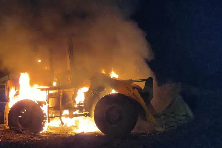 Naxalites burnt vehicles in Lohardaga