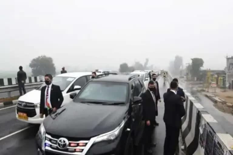 pm modi cavalcade on flyover bathinda