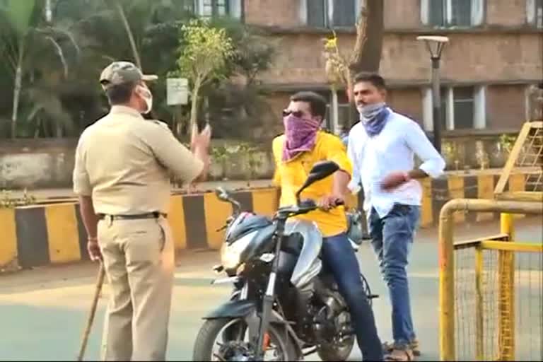 Two policemen bike riding without masks, Belagavi constable angry on police, Belagavi corona news, Belagavi corona update, ಮಾಸ್ಕ್​ ಹಾಕಿಕೊಳ್ಳದ ಪೊಲೀಸರಿಬ್ಬರಿಗೆ ಕಾನ್ಸ್​ಟೇಬಲ್​ನಿಂದ ತರಾಟೆ, ಬೆಳಗಾವಿಯಲ್ಲಿ ಪೊಲೀಸರ ಮೇಲೆ ಕಾನ್ಸ್​ಟೇಬಲ್​ ಕಿಡಿ, ಬೆಳಗಾವಿ ಕೊರೊನಾ ಸುದ್ದಿ, ಬೆಳಗಾವಿ ಕೊರೊನಾ ಅಪ್​ಡೇಟ್​,