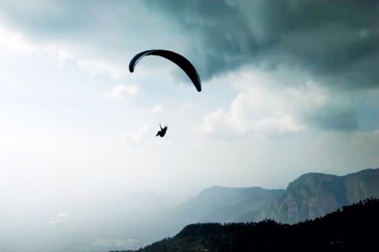 ஏற்காட்டில் பாராசூட்டில் பறந்த இளைஞர்