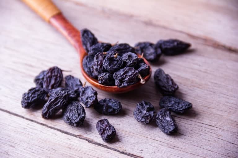 Surprising Health Benefits Of Black Raisins, nutrition tips, healthy snacks ideas, how are dry fruits good for health, how are black raisins beneficial for health