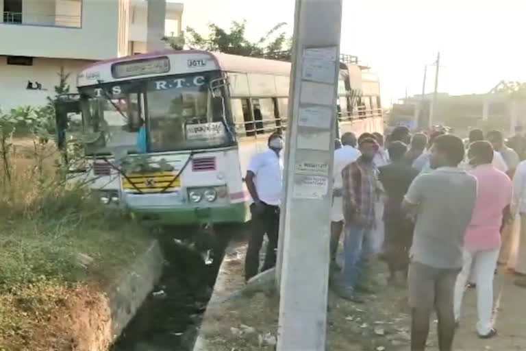 44 మంది ప్రయాణీకులను కాపాడి... ప్రాణాలు విడిచిన బస్​ డ్రైవర్​