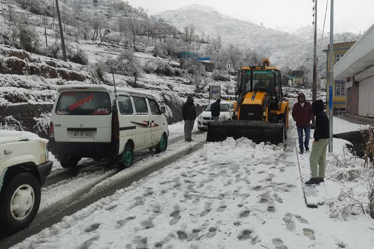 Snowfall in Rajouri: کئی علاقوں کا زمینی رابطہ ضلع صدر مقام سے منقطع