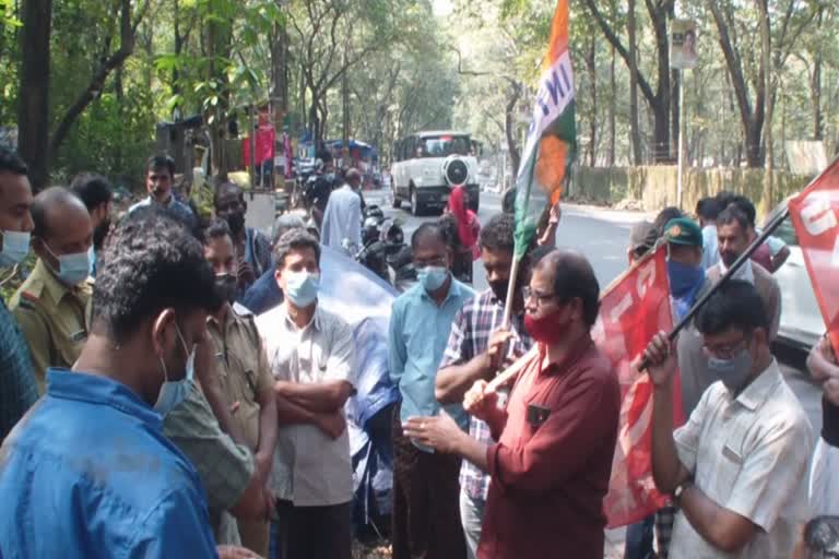 fabric fencing, street vendors against forest department malappuram  ഫാബ്രിക്‌ ഫെൻസിങിനായി ഷെഡുകൾ പൊളിച്ചുമാറ്റി  വനം വകുപ്പിനെതിരെ തെരുവോര കച്ചവടക്കാര്‍