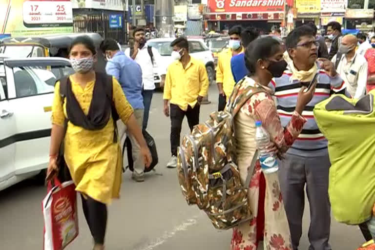 Sankranti Rush: జంటనగరాల్లో ప్రయాణికులతో కిటకిటలాడుతున్న ప్రాంగణాలు