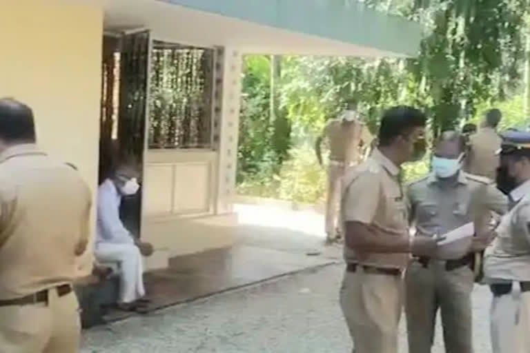 Three family members found dead Konni Payyanamannu  കോന്നി ഒരു കുടുംബത്തിലെ മൂന്ന് പേർ മരിച്ച നിലയിൽ  ഭാര്യയും ഭർത്താവും മകനും മരിച്ച നിലയിൽ  പയ്യനാമണ്ണ് മരണം  Payyanamannu father mother son death  husband commited suicide after murdered wife and son  ഭാര്യയെയും മകനെയും കൊലപ്പെടുത്തി ഭർത്താവ് ആത്മഹത്യ ചെയ്തു