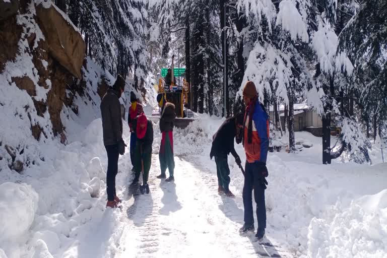 heavy snowfall in uttarkashi