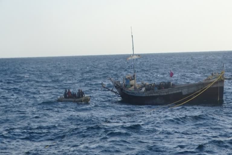 A boat with 10 Pakistanis was caught