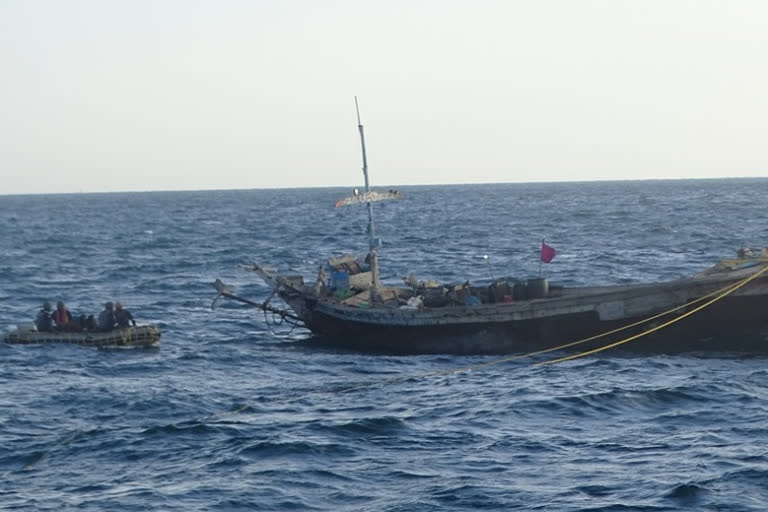 India Coast Guard apprehended Pakistani boat in Gujrat  Pakistani boat apprehended in Arabian Sea  Pakistani nationals arrested in Porbandar  Indian Coast Guard stopped infiltration into gujrat  intrusion into india water border  ഗുജറാത്തിൽ ഇന്ത്യൻ കോസ്റ്റ് ഗാർഡ് പാക് ബോട്ട് പിടികൂടി  അറബിക്കടലിൽ പാകിസ്ഥാൻ ബോട്ട് പിടികൂടി  പോർബന്തറിൽ പാകിസ്ഥാൻ പൗരന്മാർ അറസ്റ്റിൽ  ഇന്ത്യൻ കോസ്റ്റ് ഗാർഡ് ഗുജറാത്തിലേക്കുള്ള നുഴഞ്ഞുകയറ്റം തടഞ്ഞു  ഇന്ത്യയുടെ ജല അതിർത്തിയിലേക്കുള്ള നുഴഞ്ഞുകയറ്റം