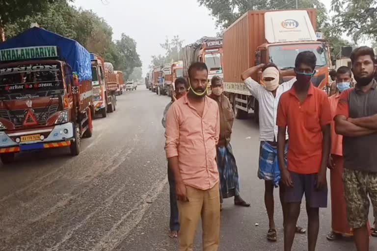 பண்ணாரி சோதனைச்சாவடியில் உணவின்றி தவிக்கும் லாரி ஓட்டுநர்கள்