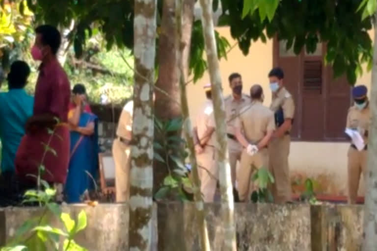 കോന്നിയില്‍ മൂന്ന് പേര്‍ മരിച്ച നിലയില്‍  three members of a family found dead in konni  konni murder latest  couple son found dead inside house in kerala  കോന്നി മരണം ദുരൂഹത  പയ്യനാമണ്‍ മരണം ദുരൂഹത  കോന്നി ഭാര്യ മകന്‍ വെട്ടിക്കൊലപ്പെടുത്തി