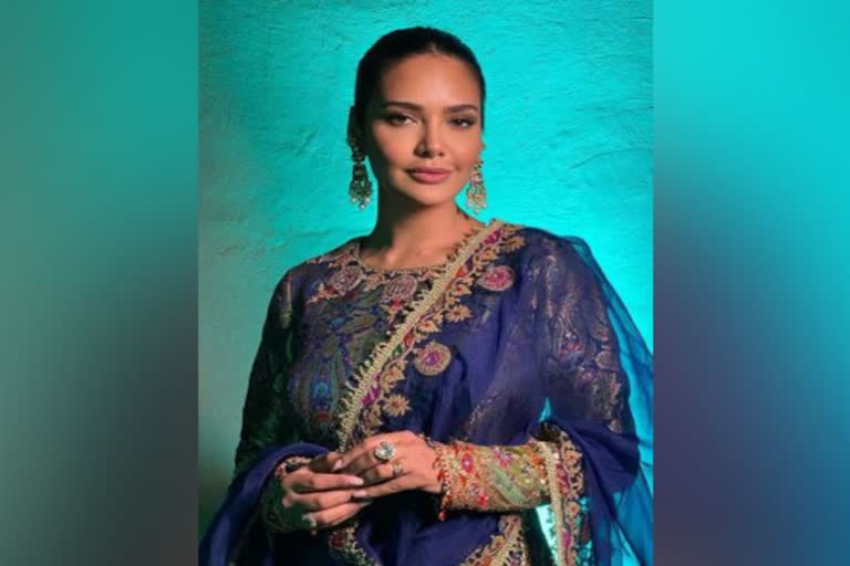 Esha Gupta tests positive for COVID-19  bollywood Celebraties confirms covid  Covid Updates India  Bollywood News  Entertainment news  ഇഷ്‌ ഗുപ്‌ത കൊവിഡ്‌  ബോളിവുഡ്‌ താരങ്ങള്‍ക്ക കൊവിഡ്‌  ബോളിവുഡ്‌ വാര്‍ത്തകള്‍