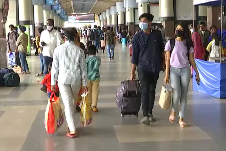 heavy rush in hyderabad bus stands and railway stations
