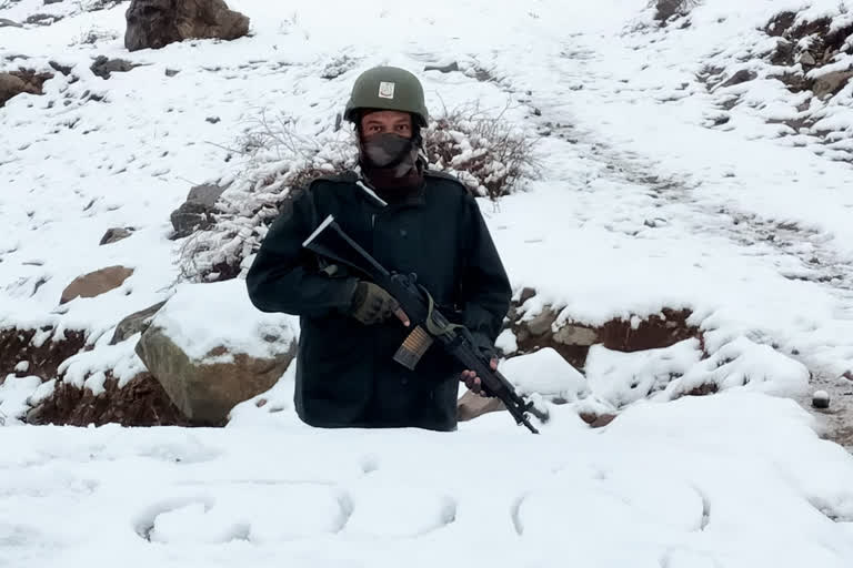 soldier writes his village name on snow, soldier writes his village name on snow in Srinagar, Maski soldier work at Srinagar, ಹಿಮದ ಮೇಲೆ ತನ್ನ ಗ್ರಾಮದ ಹೆಸರು ಬರೆದ ಸೈನಿಕ, ಶ್ರೀನಗರದಲ್ಲಿ ಹಿಮದ ಮೇಲೆ ತನ್ನ ಗ್ರಾಮದ ಹೆಸರು ಬರೆದ ಸೈನಿಕ, ಶ್ರೀನಗರದಲ್ಲಿ ಕಾರ್ಯನಿರ್ವಹಿಸುತ್ತಿರುವ ಮಸ್ಕಿ ಮೂಲದ ಸೈನಿಕ,