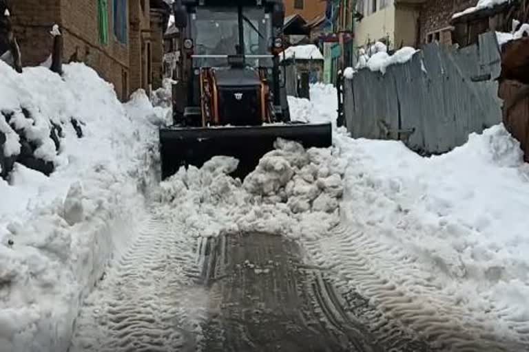 کولگام میں برف ہٹانے کا کام جاری