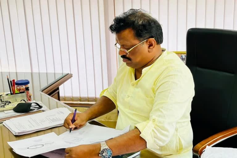 Goa Minister Michael Lobo resigns  Goa BJP leader Michael Lobo  Goa Minister Michael Lobo  Michael Lobo quits BJP  ഗോവ മന്ത്രി മൈക്കല്‍ ലോബോ ബിജെപി വിട്ടു  മൈക്കല്‍ ലോബോ മന്ത്രിസ്ഥാനം രാജിവച്ചു