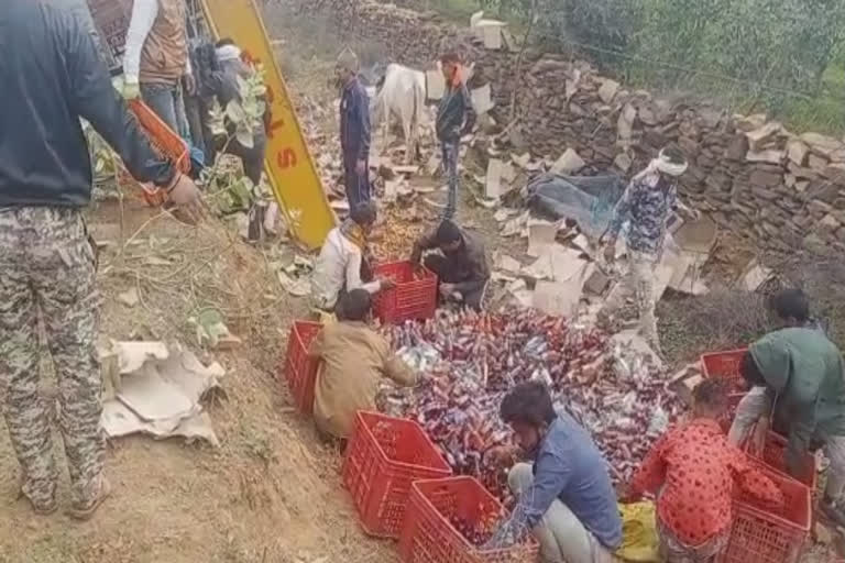 Illegal liquor in loading vehicle filled with tomatoes in Shivpuri