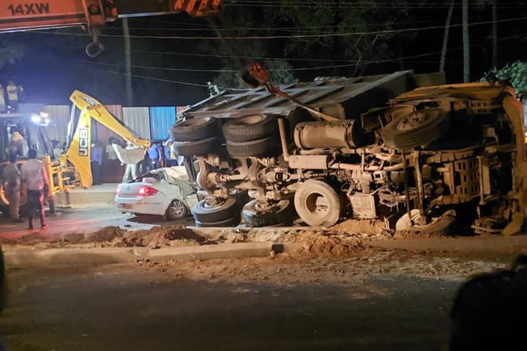 Several Injured In Road Accident near Bengaluru  Bengaluru Road Accident  ബംഗളൂരുവില്‍ വാഹനാപകടത്തില്‍ ആറ് മരണം  കുമ്പല്‍ഗുഡുവില്‍ വാഹനാപകടം