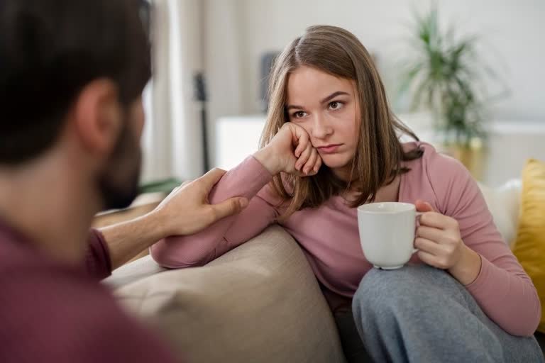 are you dating a narcissist, what are the signs of a narcissist, what is narcissism, how to know if a relationship is toxic, what are the red flags in a relationship