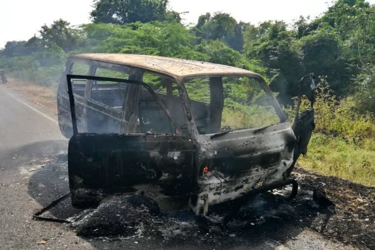 Omni car catches fire in Mysore