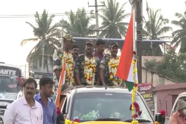 ನಿವೃತ್ತ ಯೋಧರಿಗೆ ಗ್ರಾಮಸ್ಥರಿಂದ ಅದ್ಧೂರಿ ಸ್ವಾಗತ