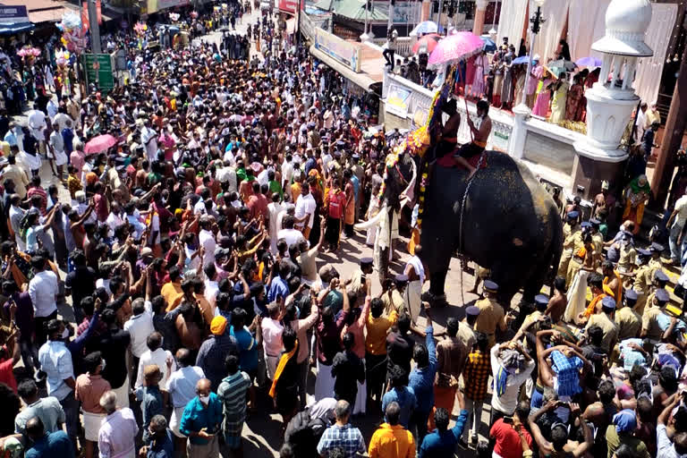 Erumeli Petta Thullal begins  Makaravilakku festival  എരുമേലി പേട്ടതുള്ളൽ നടന്നു  മകരവിളക്ക് ഉത്സവത്തിന് തുടക്കം  അമ്പലപ്പുഴ, ആലങ്ങാട് സംഘങ്ങളാണ് പേട്ടതുള്ളല്‍