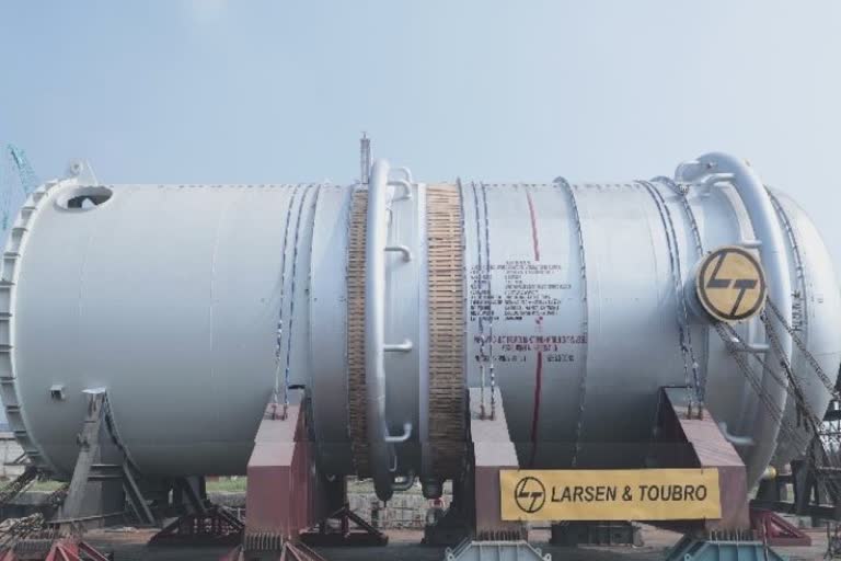L and T heavy Engineering Hazira: 1,200 ટન વજનવાળા 2 મોટા ઇથીલીન ઓક્સાઇડ રિએક્ટર્સ વિદેશ રવાના, હજીરામાં કરવામાં આવ્યું હતું નિર્માણ