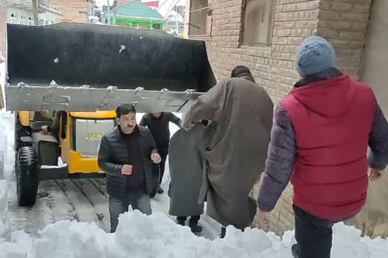 شوپیاں میں سڑکوں پر سے برف ہٹانے کا کام جاری