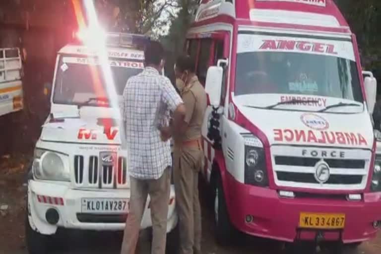 ambulance used for wedding trip kayamkulam alappuzha  motor vehicle department case  bride and groom in ambulance alappuzha  കായംകുളത്ത് ആംബുലൻസ് കല്യാണവാഹനമാക്കി  വാഹന വകുപ്പ് കേസെടുത്തു